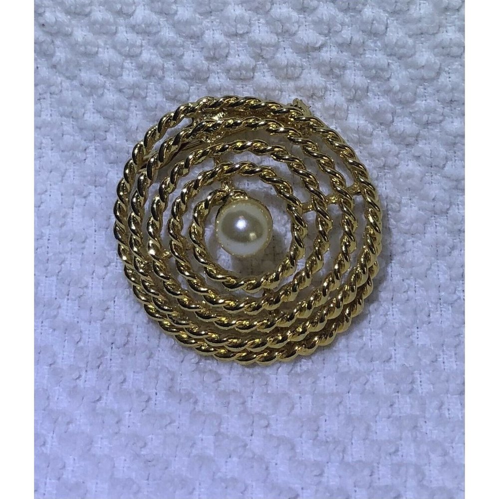 Vintage 1980โs Gold Tone Circle Ropes Design Faux Pearlโ Center Brooch 1.5โx1.5โ